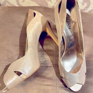 ALFANI NEW Gold with Satin heel shoe. GORGEOUS Shoes! 👠 never worn perfect!